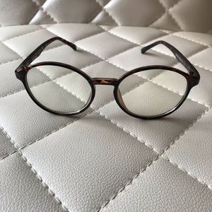 Tortoise print glasses